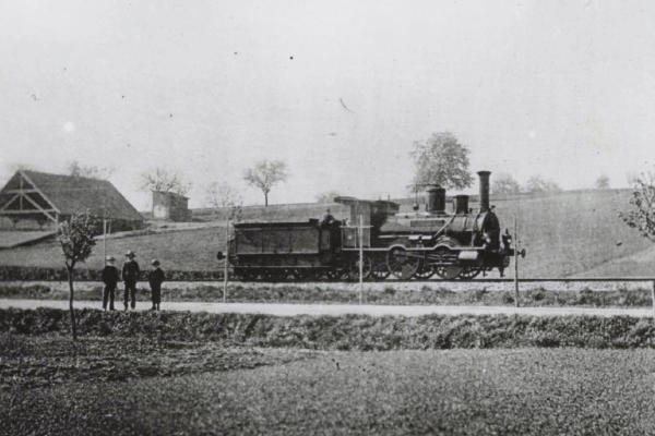 Eine alte Aufnahme:  Eisenbahn fährt durch den MTK.